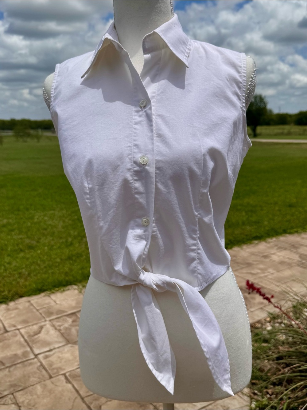 New York & Company Sleeveless White Tie-Front Button Shirt, crop; XS